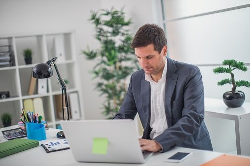 homme d'affaire travaillant dans son bureau personnel dans un espace de travail co working à Ouagadougou