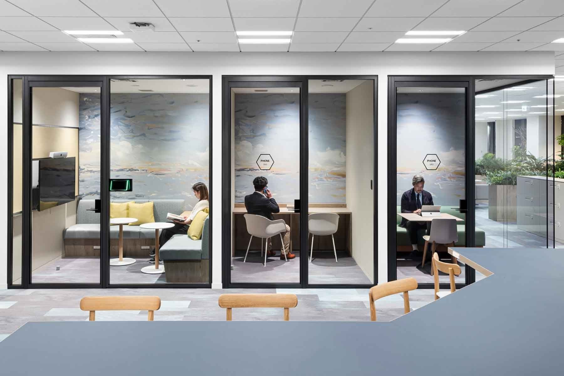 Espace de travail d'une PME avec plusieurs bureaux privés dans un espace de travail calme et professionnel