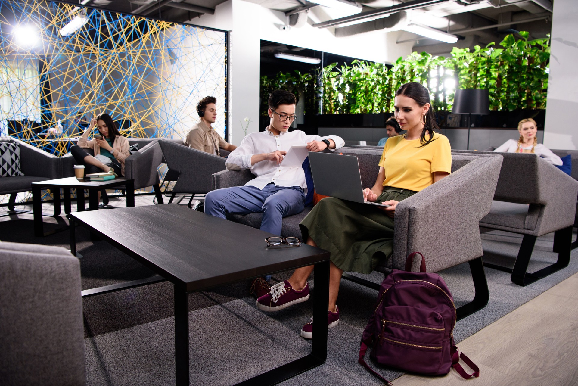 Groupe de gens d’affaires multiculturelles travaillant au bureau de coworking moderne