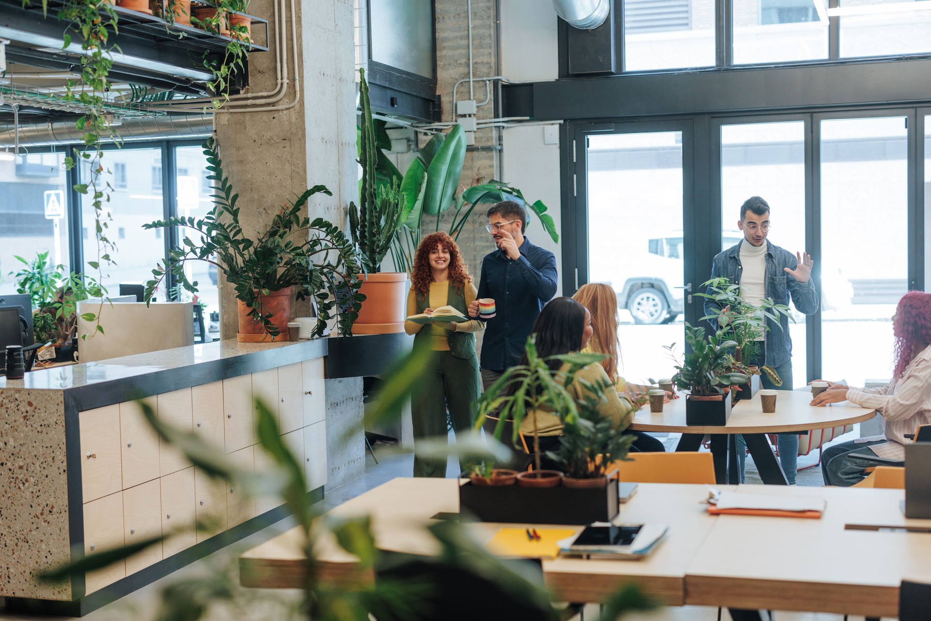Des collègues discutent de stratégie d’entreprise dans un bureau moderne et écologique