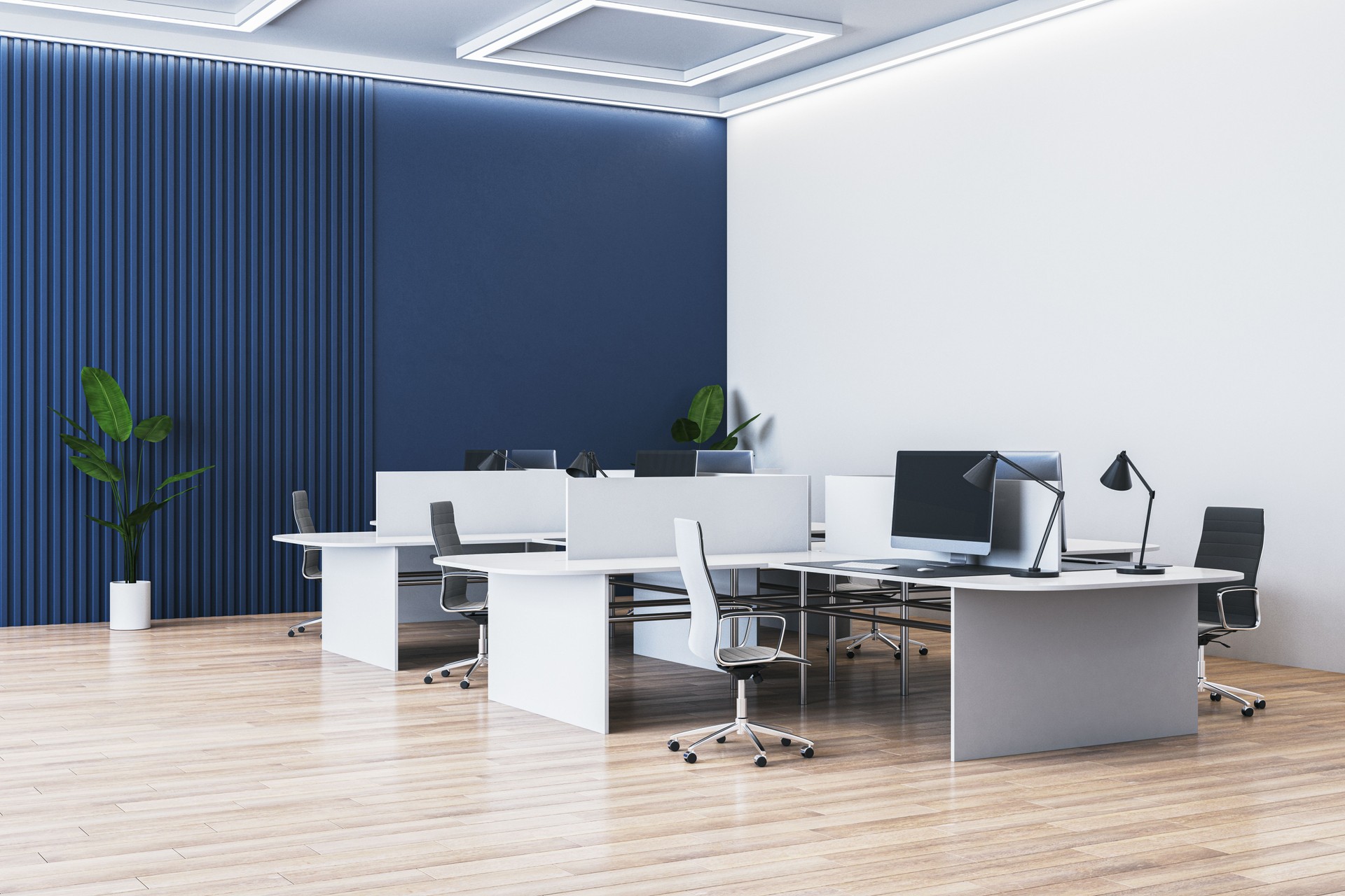 Bureau moderne et vide avec bureaux, chaises et ordinateurs sur un sol en bois. Rendu 3D