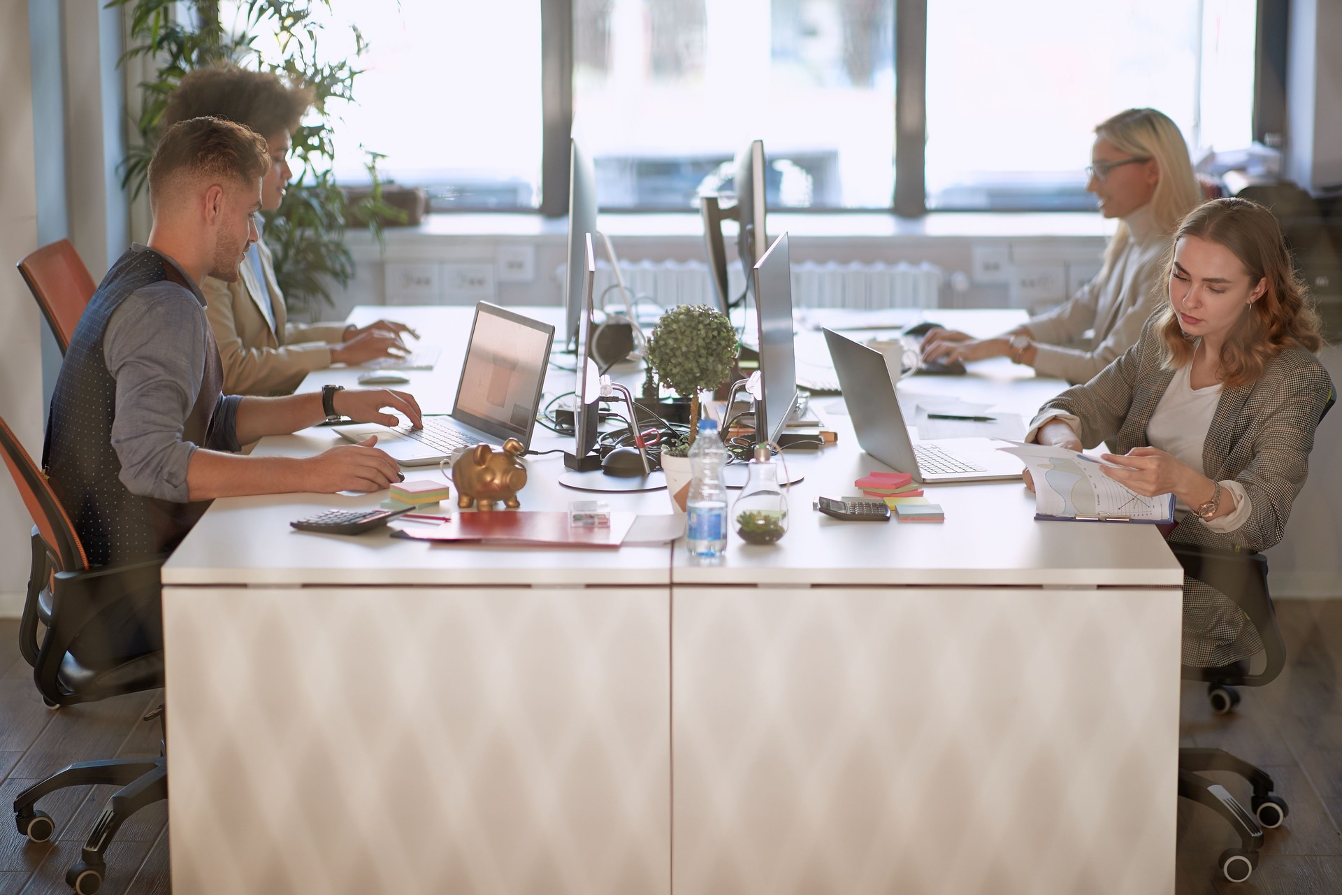 groupe de jeunes gens d’affaires travaillant dans le bureau d’espace ouvert. travail de bureau d’affaires
